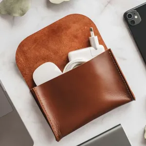 Detailansicht der braunen Leder Elektroniktasche zur ordentlichen Aufbewahrung von Zubehör.