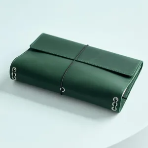 Nahaufnahme des dunkelgrünen Vintage Leder A5 Notizbuchumschlags mit elastischer Kordel.
