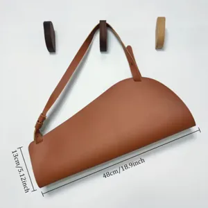 Detailansicht der braunen PU-Leder Wand-Blumentüte mit verstellbarem Riemen für Blumen.