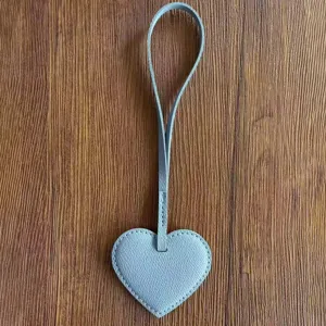 Colgante de bolso de corazón de cuero PU azul claro llavero lindo etiqueta de equipaje decorativa