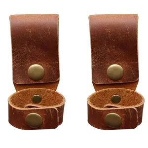 Détail de pince porte-gant de travail en cuir, boucle utilitaire extérieure robuste à pression.