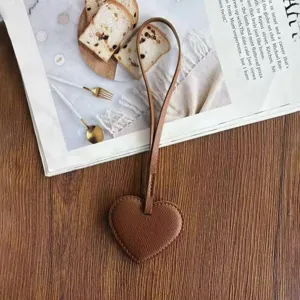 Colgante de bolso de cuero PU marrón en forma de corazón, llavero chic y accesorio de moda.
