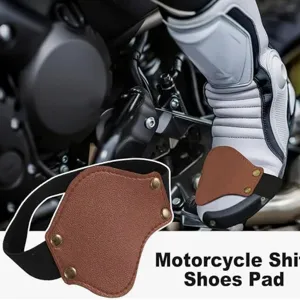 Vista detallada de almohadilla para zapatos de moto, cuero PU marron con correa elastica.