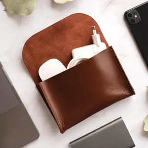 Leder Zubehör Etui Detailansicht mit Ladegerät und Maus im inneren Bereich platziert.