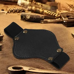 Detalle de protector de zapato para palanca de moto de cuero PU negro, correa elástica.