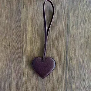 dije de bolso de corazón de cuero PU llavero lindo decoración minimalista de bolso burdeos