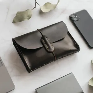 Leder Digitales Zubehör Etui, Detailansicht der dunkelbraunen Aufbewahrungstasche für Kabel.
