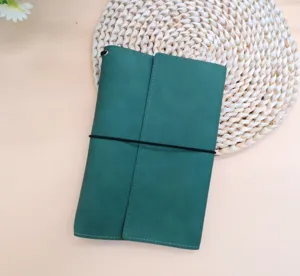 Grüner A5 Leder Notizbuch Cover Detail zeigt weiche Textur, Gummiband und saubere Nähte.