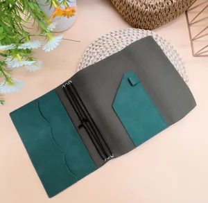Detailansicht des A5 Vintage Lederplaner Covers mit praktischen Kartenfächern und Gummibändern.