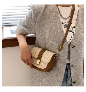 Schicke gewebte Satteltasche mit Leder-Patchwork für Damen-Sommermode 2026 Trends