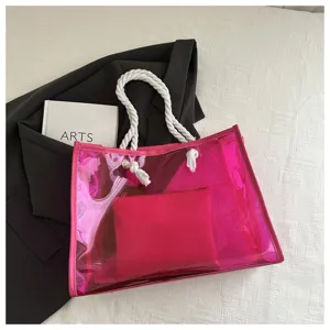 Detailansicht der transparenten PVC-Tragetasche in Pink mit Seilgriffen und Beutel
