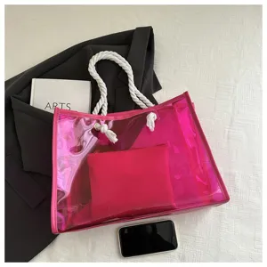 Nahaufnahme einer rosafarbenen transparenten PVC-Jelly-Tote-Bag mit Seilgriffen