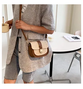 Modische gewebte Satteltasche für Damen, getragen in einem modernen Lifestyle-Ambiente