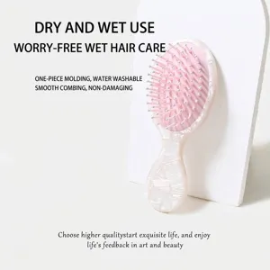 Dettaglio della spazzola per capelli portatile rosa con manico in marmo perlato