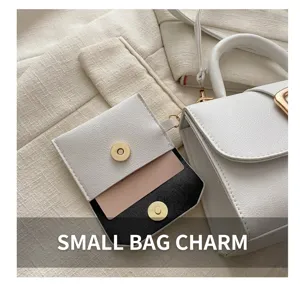 Detailansicht einer weißen minimalistischen Mini-Tasche mit passendem Kartenhalter