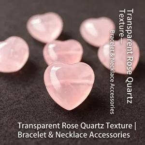Gros plan de perles en quartz rose naturel de 15 mm en forme de cœur pour bijoux