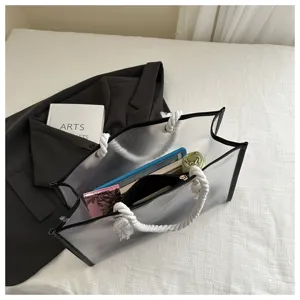 Detaillierte Innenansicht der großen matten PVC-Tasche mit Innentasche und Seilgriffen