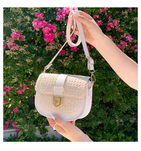 Elegante handgefertigte Satteltasche aus Stroh mit weißem Lederpatchwork für den Sommer