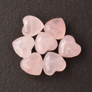 Gros plan de perles en quartz rose poli de 15 mm en forme de cœur pour bijoux faits main
