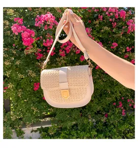 Gewebte Satteltasche für Damen mit cremefarbenem Lederbesatz und goldener Schnalle.