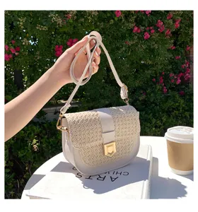 Elegante gewebte Sommer-Satteltasche aus Stroh mit weißem Lederbesatz und Goldbuckle
