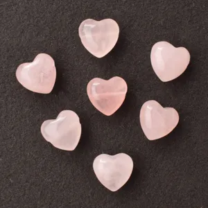 Vue détaillée de petits quartz roses polis en forme de cœur de 15 mm pour bijoux DIY