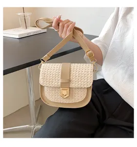 Detailansicht einer gewebten Satteltasche mit Leder-Patchwork in sommerlicher Umgebung