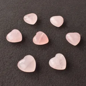 Détail de perles en quartz rose en forme de cœur de 15 mm avec trous de perçage visibles