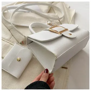 Detailansicht einer weißen kleinen Tasche im Vintage-Stil mit einem passenden Etui