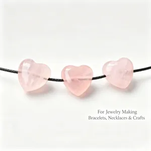 Détail macro de trois perles de quartz rose naturel en forme de cœur de 15 mm pour bijoux