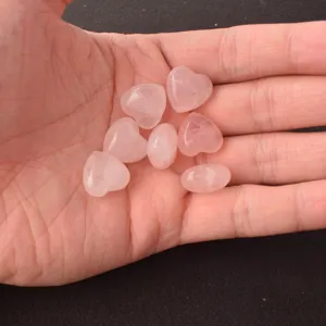 Vue macro de cristaux de quartz rose naturel de 15 mm en forme de cœur pour bijoux DIY