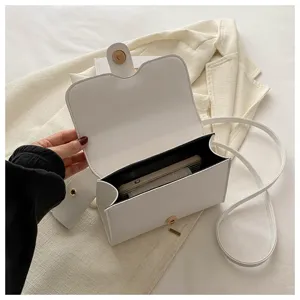 Geöffnete weiße Retro-Tasche mit Platz für ein Smartphone im Inneren