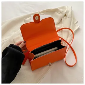 Innenansicht einer leuchtend orangefarbenen Umhängetasche mit Stauraum-Details