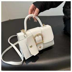 Elegante weiße kleine quadratische Handtasche mit goldener Schnalle und Kartenhalter.