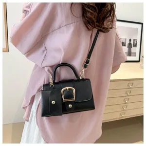 Schwarze Retro-Umhängetasche für Damen mit goldener Schnalle im Detail