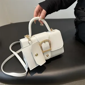 Piccola borsa quadrata bianca testurizzata con fibbia dorata.