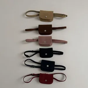 Nahaufnahme von Kinder-Wildleder-Gürteltaschen in verschiedenen Farben, Retro-Design.