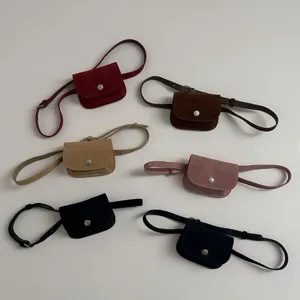 Detailansicht mehrfarbiger Mini-Wildleder-Gürteltaschen mit feinen Knöpfen und Riemen.