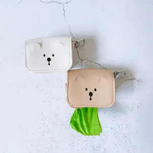 Tragbarer süßer Hundekotbeutelhalter aus PU-Leder mit Bären-Design und Metallhaken.