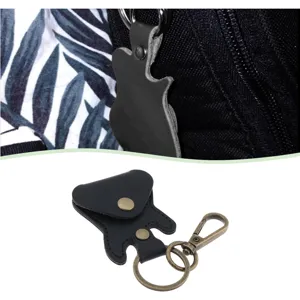 Llavero estuche de cuero PU negro para púa de guitarra con accesorios de metal de bronce.