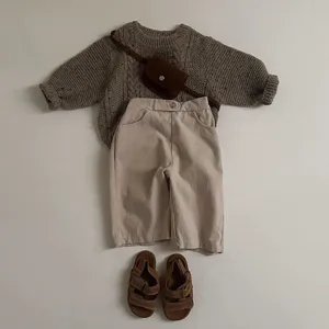 Kinder Retro Taillentasche Outfit Detail mit schickem braunen Umhängeaccessoire und neutraler.