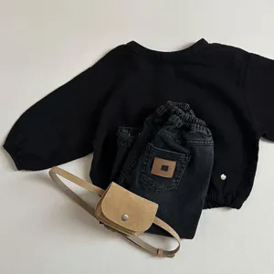 Kinder Freizeit Set mit Langarmshirt dunkler Jeans und kleiner Taillentasche Mode