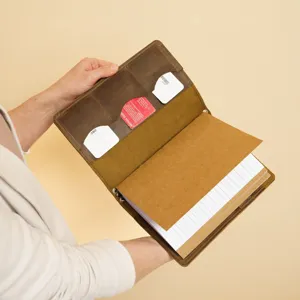 Vintage A5 lederen notitieboek omslag met kaartvakken en navulbare gelinieerde agenda.