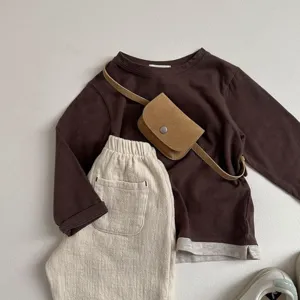 Kinder minimalistisches braunes Langarmshirt und beiges Hosenset mit Mini Gürteltasche