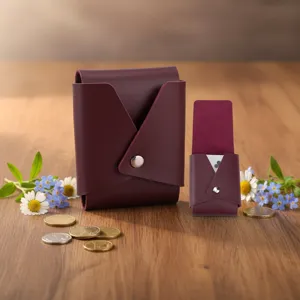 Detailansicht des weinroten PU Leder Poker Karten Aufbewahrungsbox Sets mit Druckknopf.