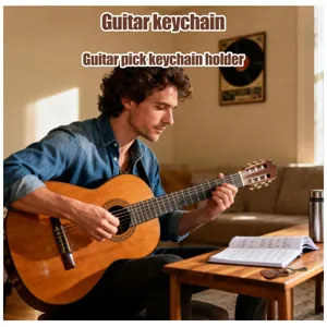 Escena de detalle del llavero portapúas de guitarra de cuero sobre mesa de madera.