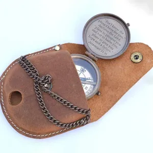 Antiker bronzefarbener Taschenkompass mit brauner PU-Lederhülle und Kette für Outdoor-Abenteuer.