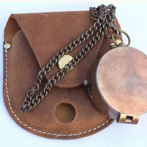 Antiker Messingkompass mit Kette und brauner Ledergürtel Schutztasche für Camping Abenteuer.