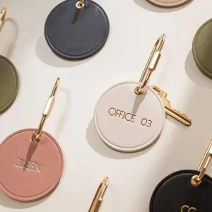 Porte-clés rond en cuir minimaliste avec quincaillerie en laiton et gravure personnalisée.