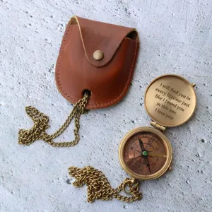 Antiker Messingtaschenkompass mit graviertem Deckel, Schutzhülle aus Leder und Kette.